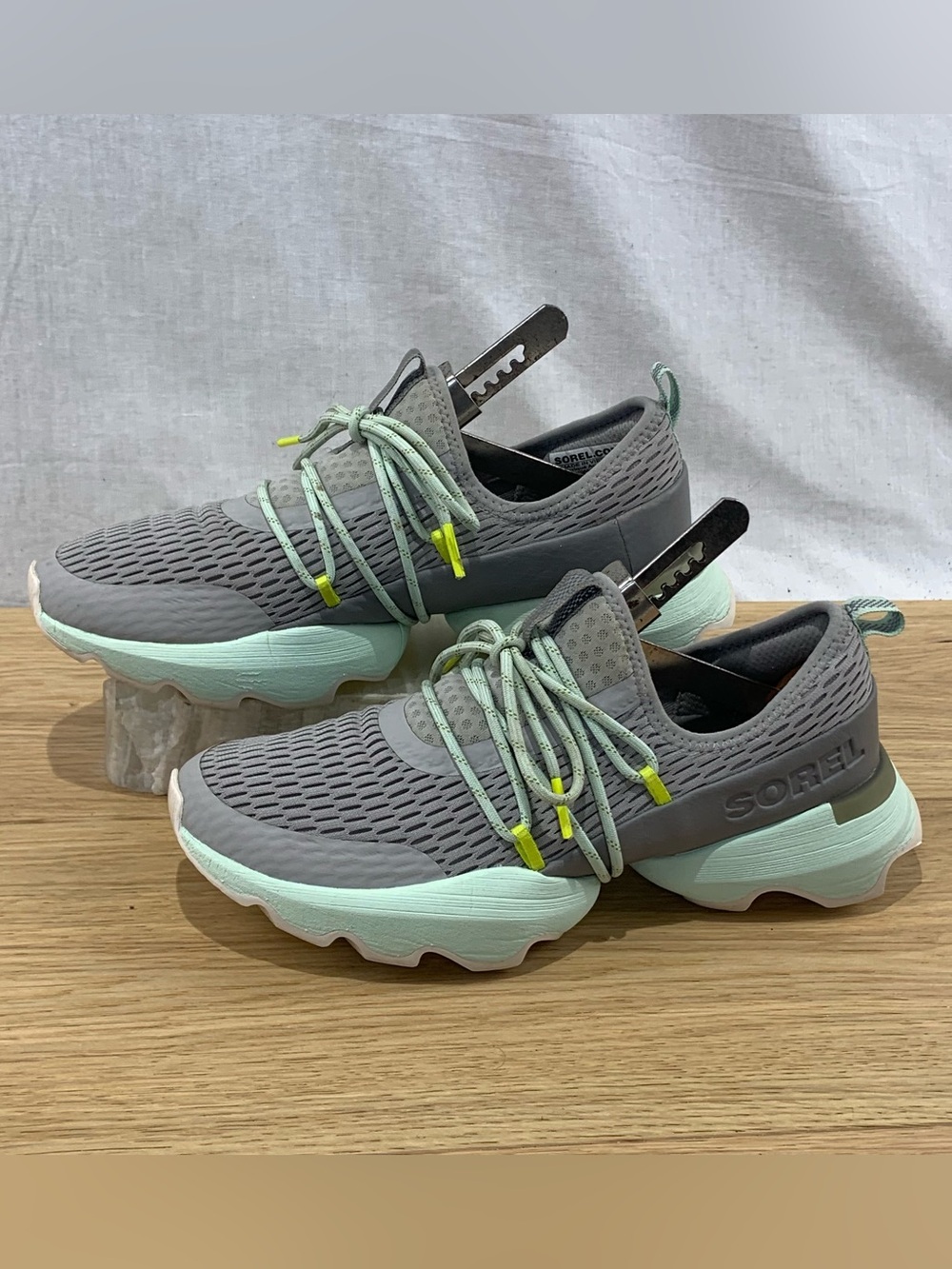 SOREL Kinetic Impact Lace Women’s Sz 7.5 Sneakers Dove Grey Sea Salt Mint Green